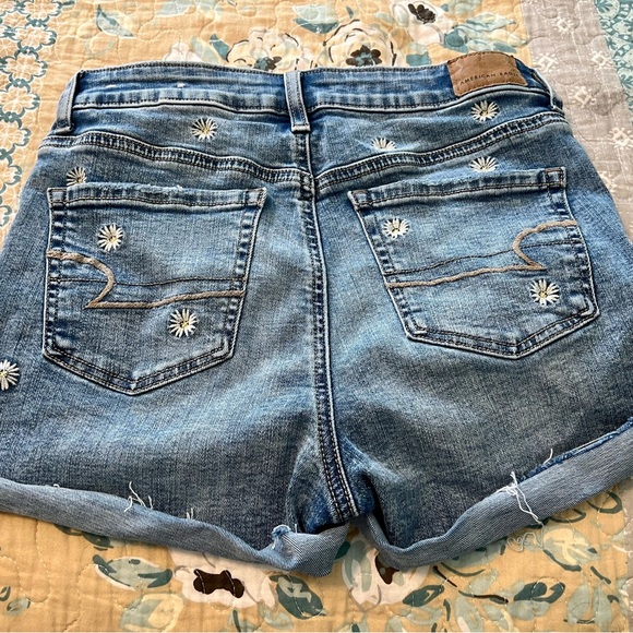 American Eagle Hi Rise Shortie w/Daisy design - Picture 2 of 6